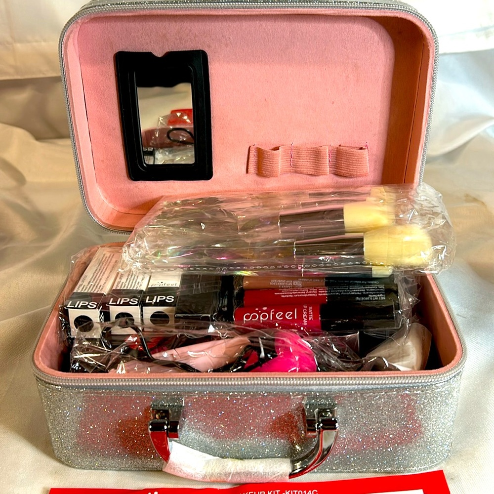 Popfeel All In One Makeup Kit. KIT014C. Silver Glitter Case Included. NWT